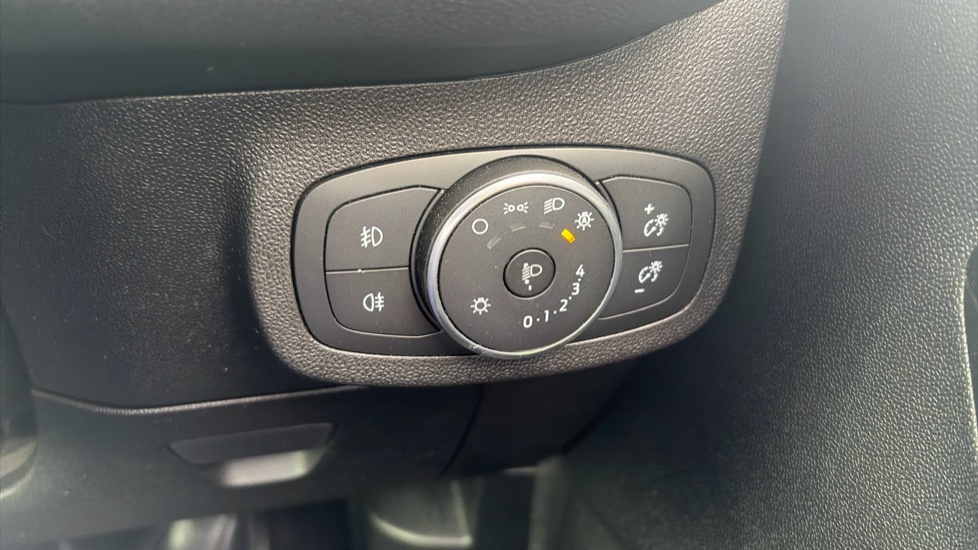 Ford Fiesta 1.1 Zetec 5dr Petrol Hatchback - Image 32