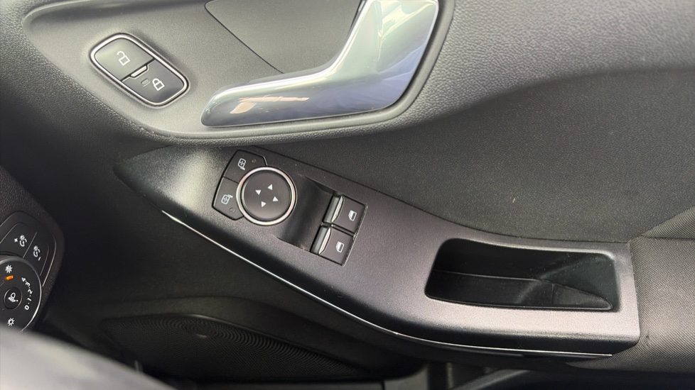 Ford Fiesta 1.1 Zetec 5dr Petrol Hatchback - Image 33
