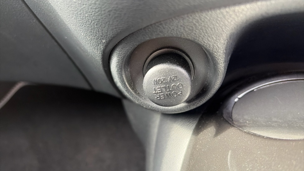 Nissan Juke 1.2 DiG-T Tekna 5dr Petrol Hatchback - Image 35