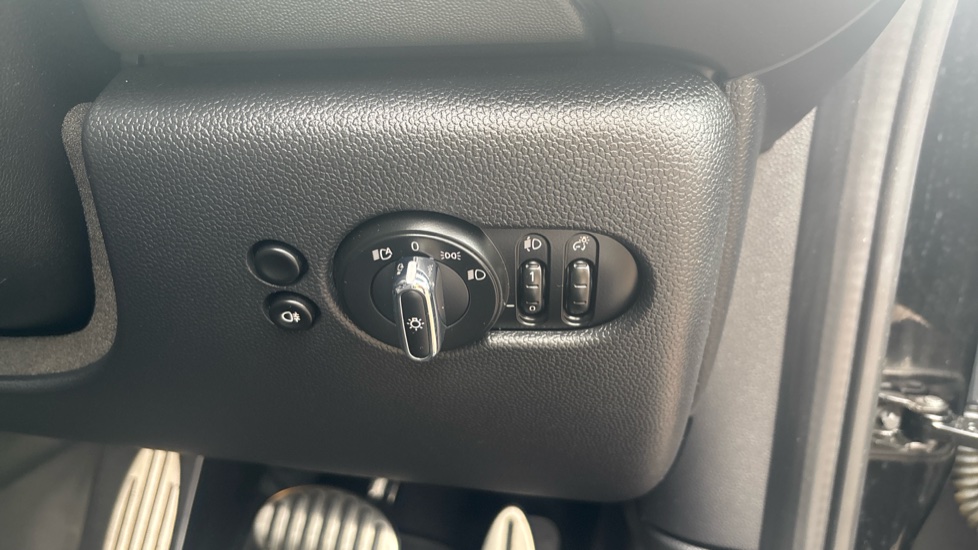 MINI Hatchback 1.5 Cooper Sport Premium 3dr Petrol Hatchback - Image 39