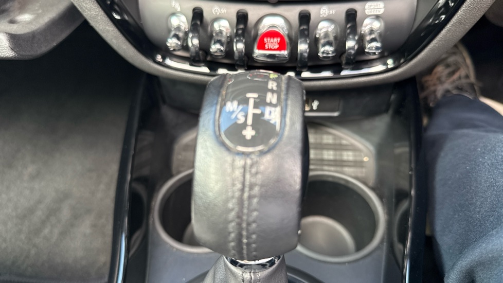 MINI Clubman 1.5 Cooper 6dr Auto Petrol Estate - Image 23