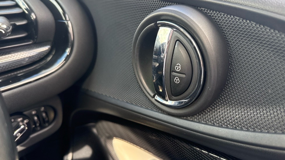 MINI Clubman 1.5 Cooper 6dr Auto Petrol Estate - Image 39