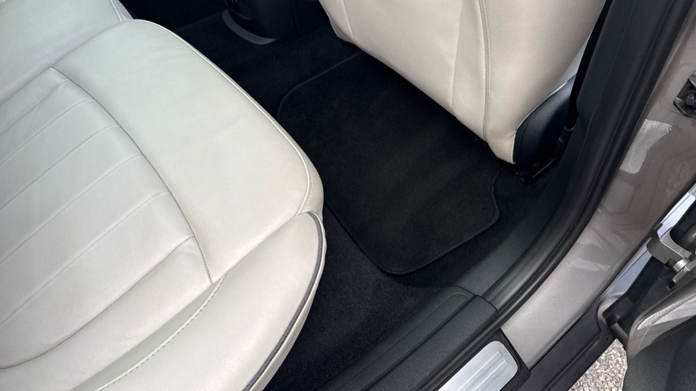 MINI Clubman 1.5 Cooper 6dr Auto Petrol Estate - Image 50