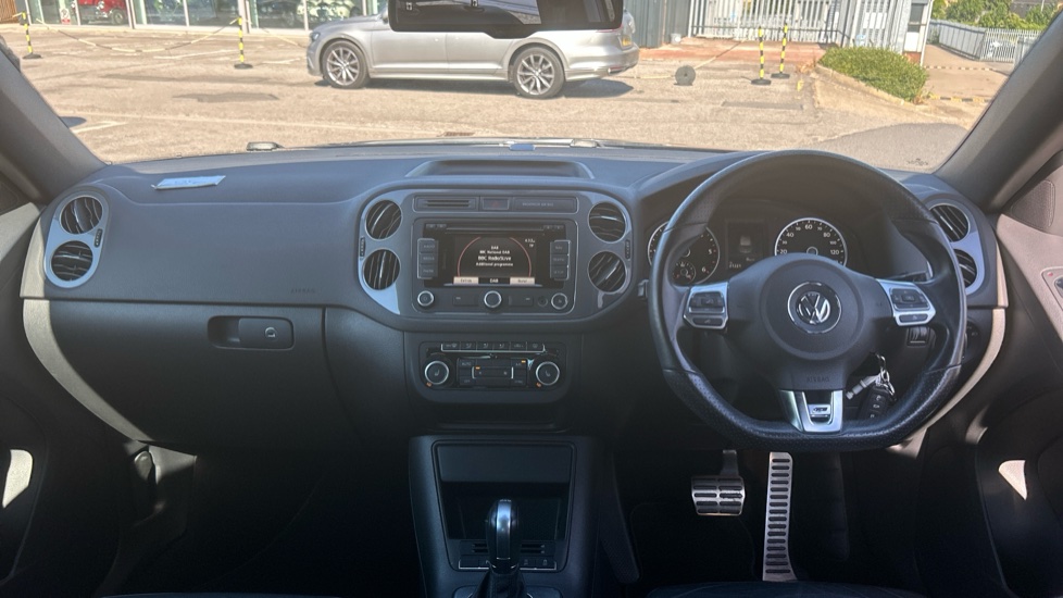 Volkswagen Tiguan 2.0 TDi BlueMotion Tech R-Line 177 5dr DSG Diesel Estate - Image 10