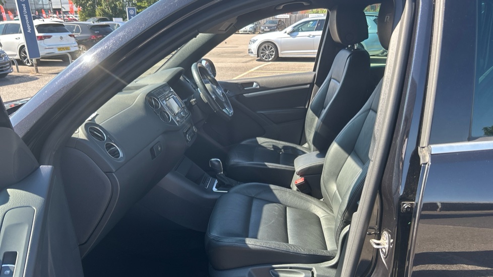 Volkswagen Tiguan 2.0 TDi BlueMotion Tech R-Line 177 5dr DSG Diesel Estate - Image 23