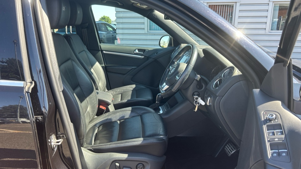 Volkswagen Tiguan 2.0 TDi BlueMotion Tech R-Line 177 5dr DSG Diesel Estate - Image 25