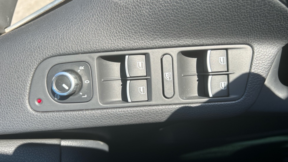 Volkswagen Tiguan 2.0 TDi BlueMotion Tech R-Line 177 5dr DSG Diesel Estate - Image 33