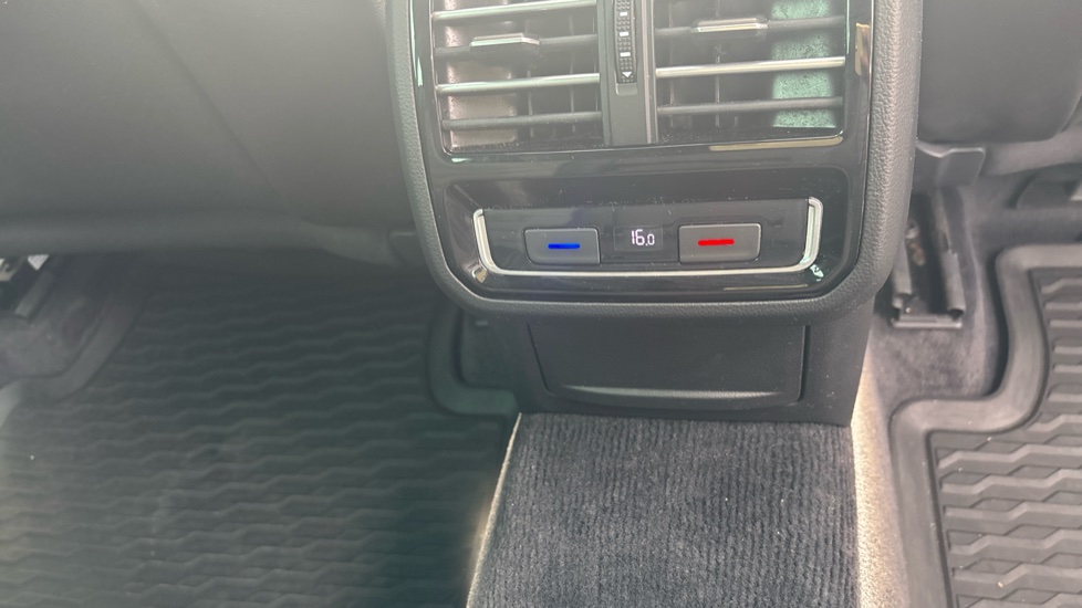 Volkswagen Passat 2.0 TSI R-Line 5dr DSG [Panoramic Roof] Petrol Estate - Image 39