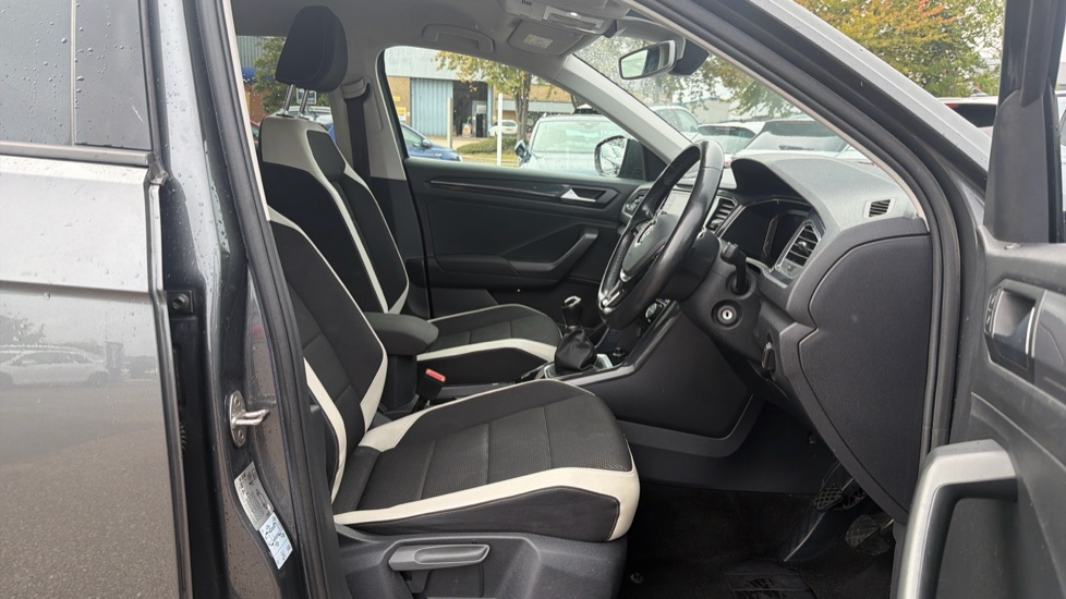 Volkswagen T-Roc 1.5 TSI EVO SEL 5dr Petrol Hatchback - Image 15