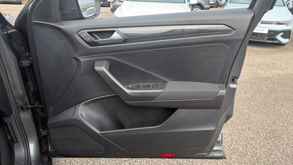 Volkswagen T-Roc 1.5 TSI EVO SEL 5dr Petrol Hatchback - Image 19