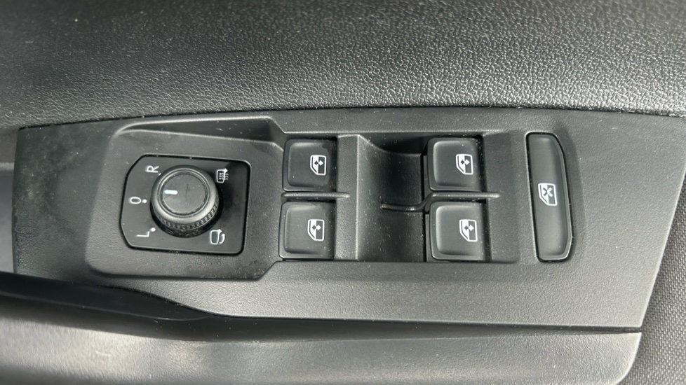 Volkswagen Taigo 1.0 TSI 110 Life 5dr DSG Petrol Hatchback - Image 29