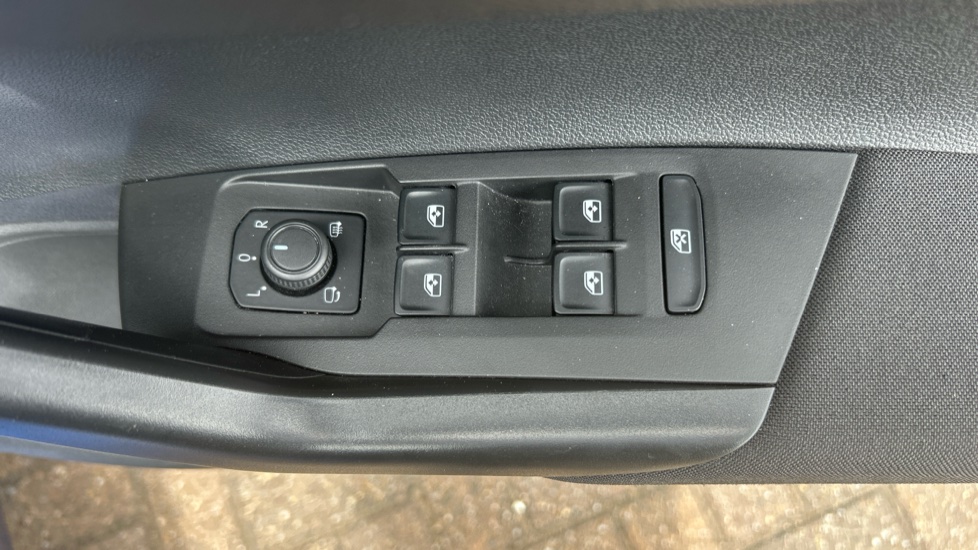 Volkswagen Polo 1.0 TSI Life 5dr DSG Petrol Hatchback - Image 29