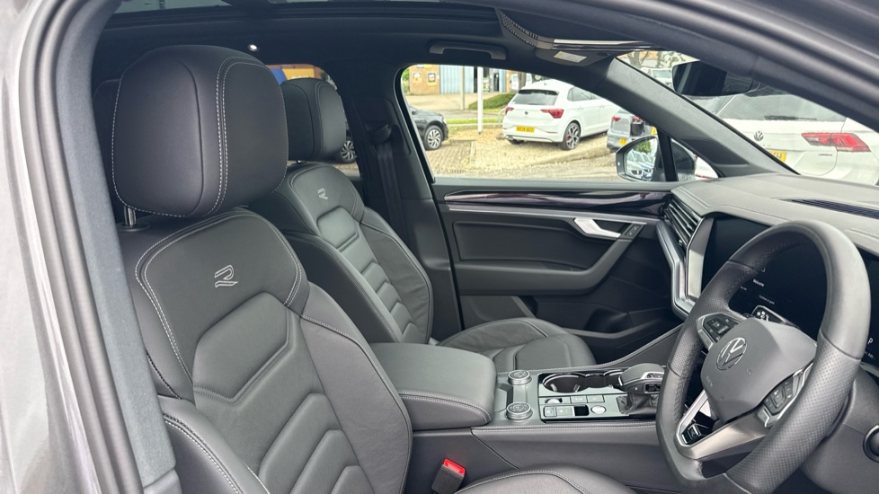 Volkswagen Touareg 3.0 V6 TDI 4Motion 286 Black Edition 5dr Tip Auto Diesel Estate - Image 15