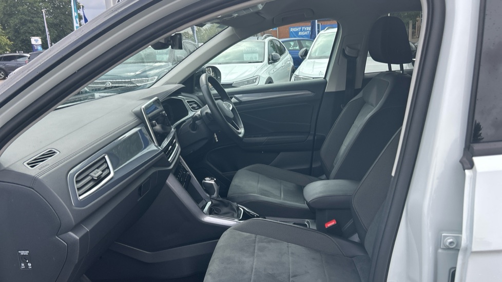 Volkswagen T-Roc 1.5 TSI Style 5dr DSG Petrol Hatchback - Image 31