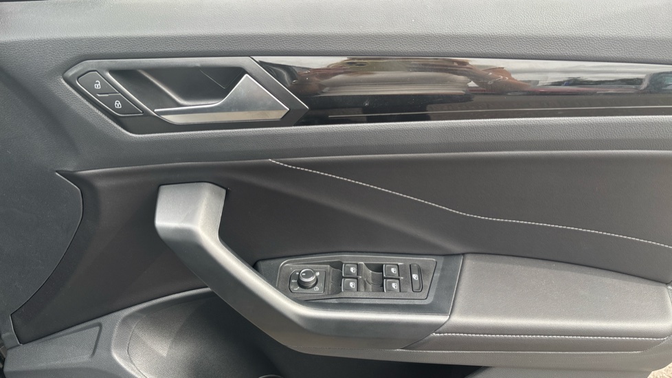 Volkswagen T-Roc 1.5 TSI Black Edition 5dr DSG Petrol Hatchback - Image 19