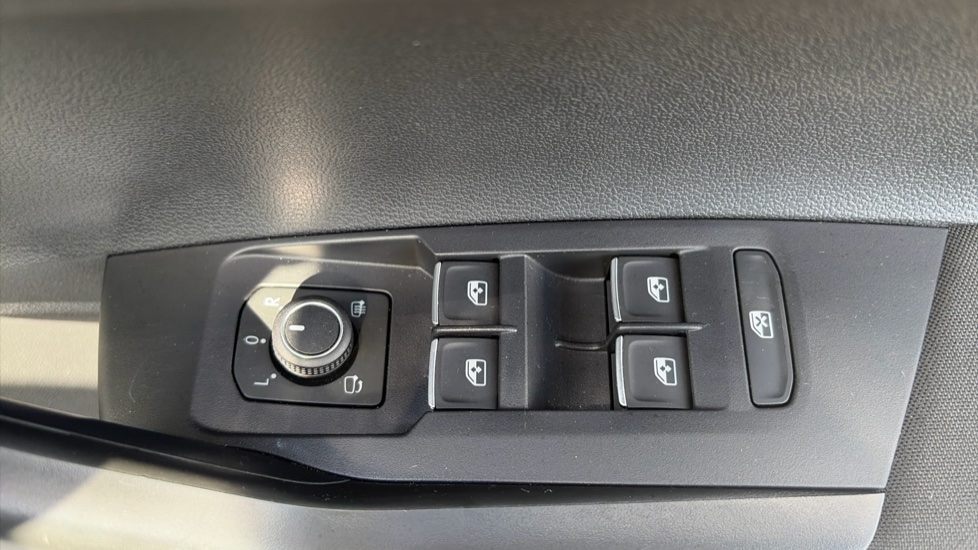 Volkswagen Taigo 1.0 TSI 115 Black Edition 5dr DSG Petrol Hatchback - Image 19