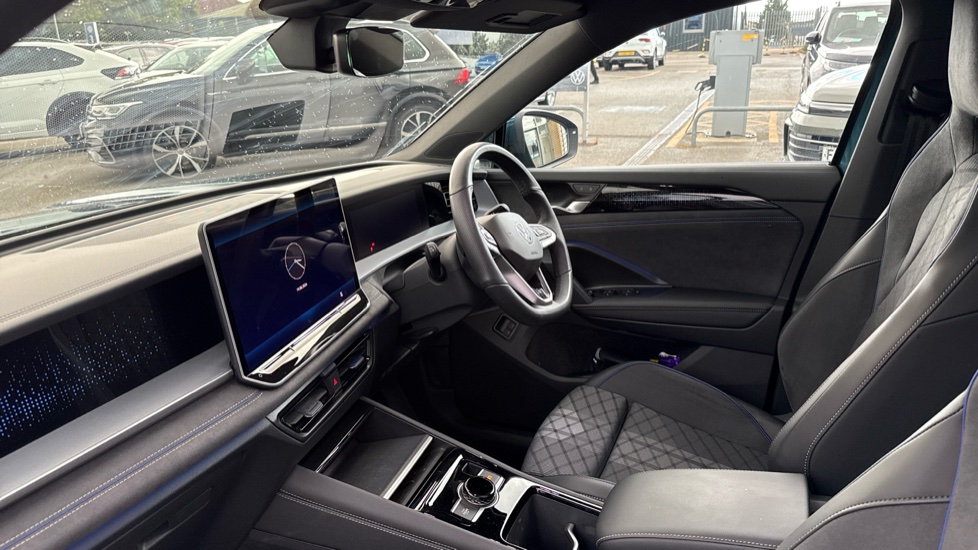 Volkswagen Tayron 1.5 TSI eHybrid R-Line 5dr DSG6 Estate - Image 2