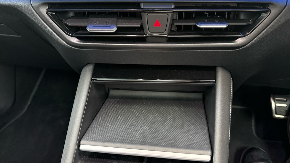 Volkswagen Tayron 1.5 TSI eHybrid R-Line 5dr DSG6 Estate - Image 13