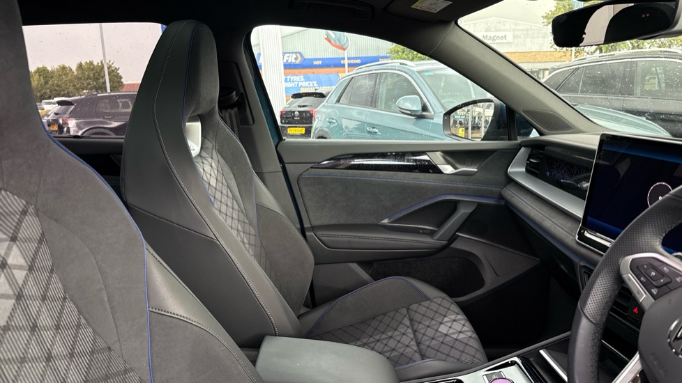 Volkswagen Tayron 1.5 TSI eHybrid R-Line 5dr DSG6 Estate - Image 15