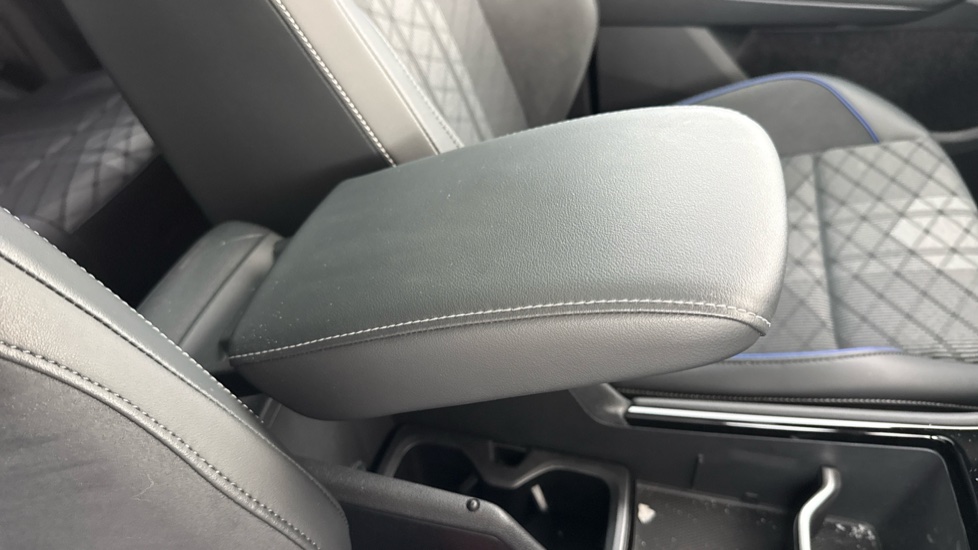 Volkswagen Tayron 1.5 TSI eHybrid R-Line 5dr DSG6 Estate - Image 31