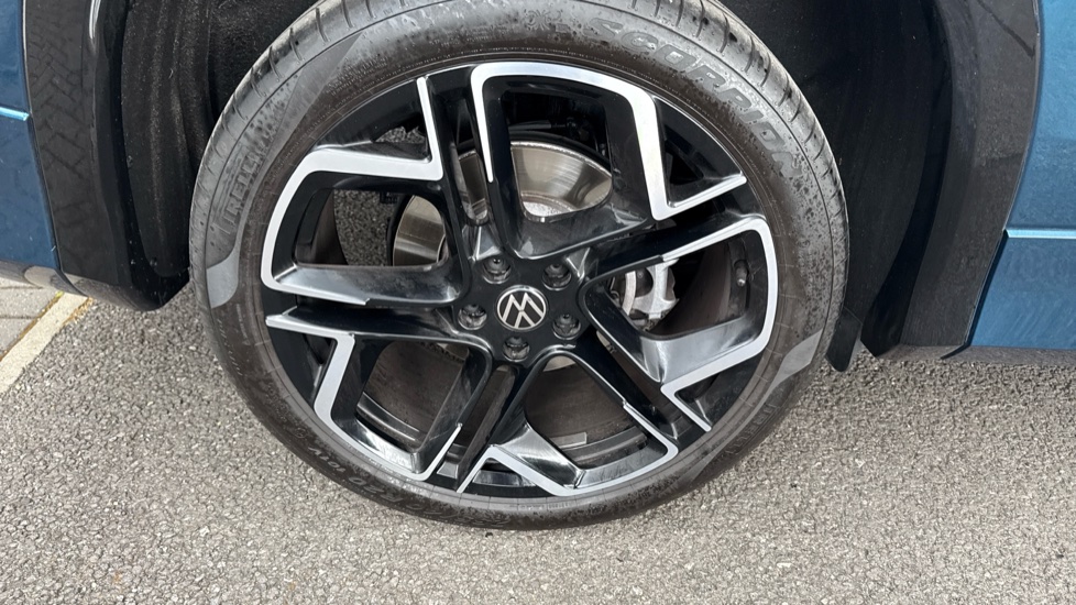 Volkswagen Tayron 1.5 TSI eHybrid R-Line 5dr DSG6 Estate - Image 36