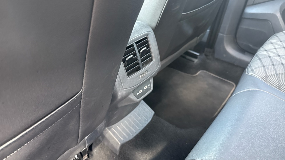 Volkswagen T-Roc 1.5 TSI R-Line 5dr Petrol Hatchback - Image 30