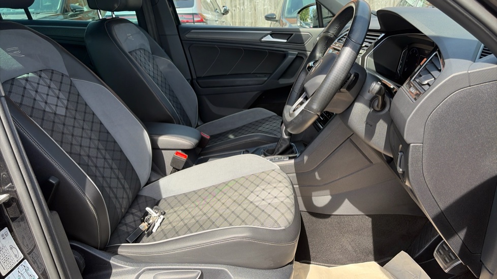 Volkswagen Tiguan 2.0 TDI R-Line 5dr DSG Diesel Estate - Image 15