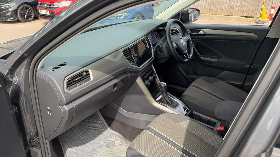 Volkswagen T-Roc 1.5 TSI EVO SE 5dr DSG Petrol Hatchback - Image 2