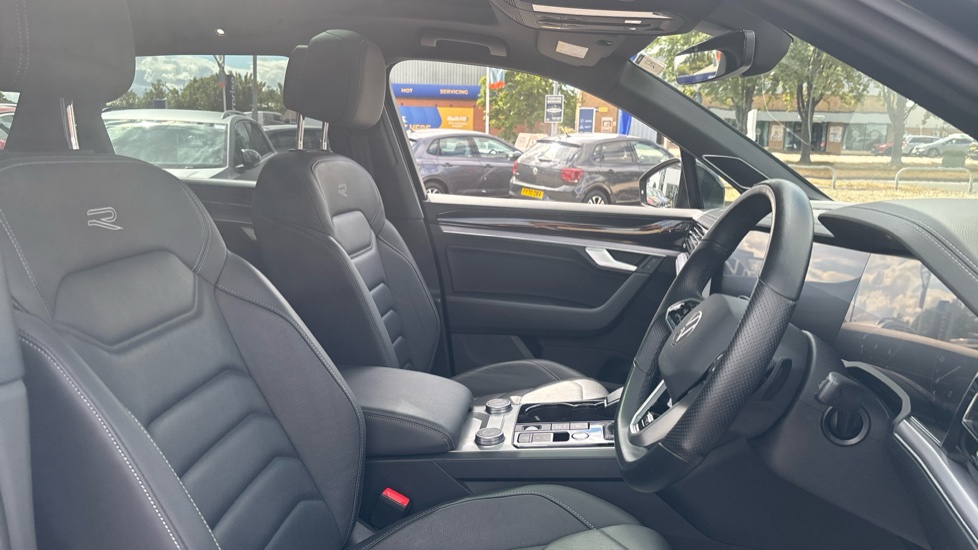 Volkswagen Touareg 3.0 V6 TDI 4Motion Black Edition 5dr Tip Auto Diesel Estate - Image 15