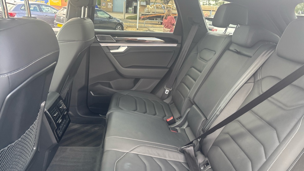 Volkswagen Touareg 3.0 V6 TDI 4Motion Black Edition 5dr Tip Auto Diesel Estate - Image 16
