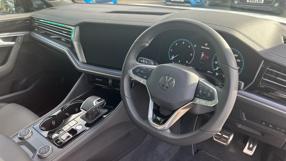 Volkswagen Touareg 3.0 V6 TDI 4Motion 286 Black Edition 5dr Tip Auto Diesel Estate - Image 6