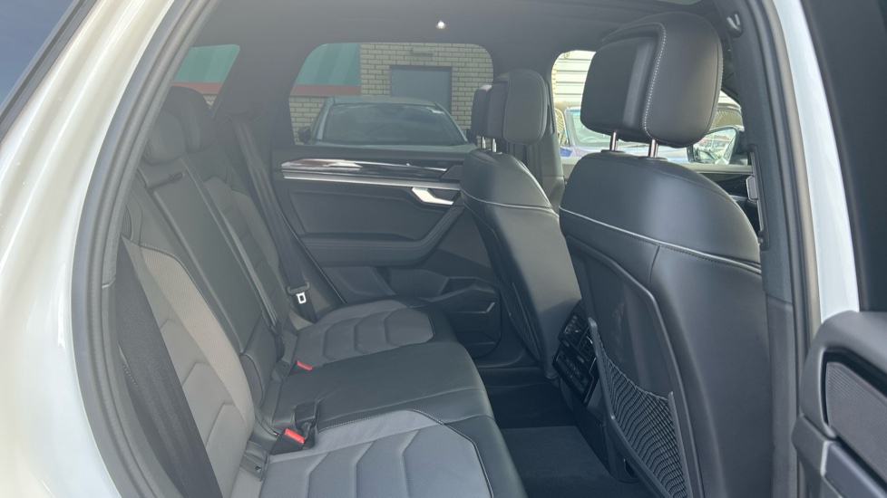 Volkswagen Touareg 3.0 V6 TDI 4Motion 286 Black Edition 5dr Tip Auto Diesel Estate - Image 38
