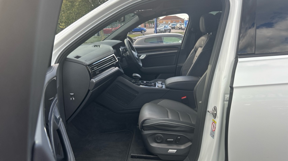 Volkswagen Touareg 3.0 V6 TDI 4Motion 286 Black Edition 5dr Tip Auto Diesel Estate - Image 39