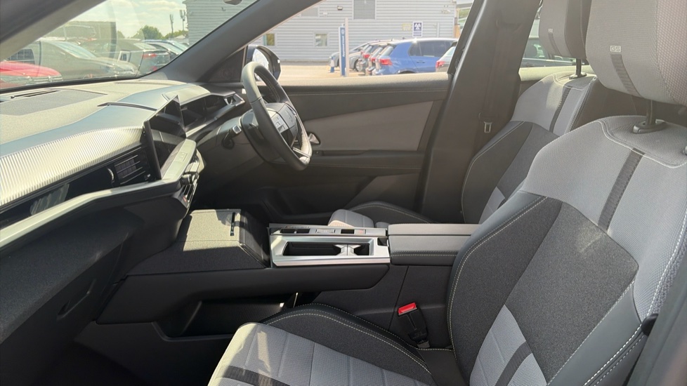 Vauxhall Grandland 1.2 Hybrid [136] GS 5dr e-DCT6 Petrol Hatchback - Image 2