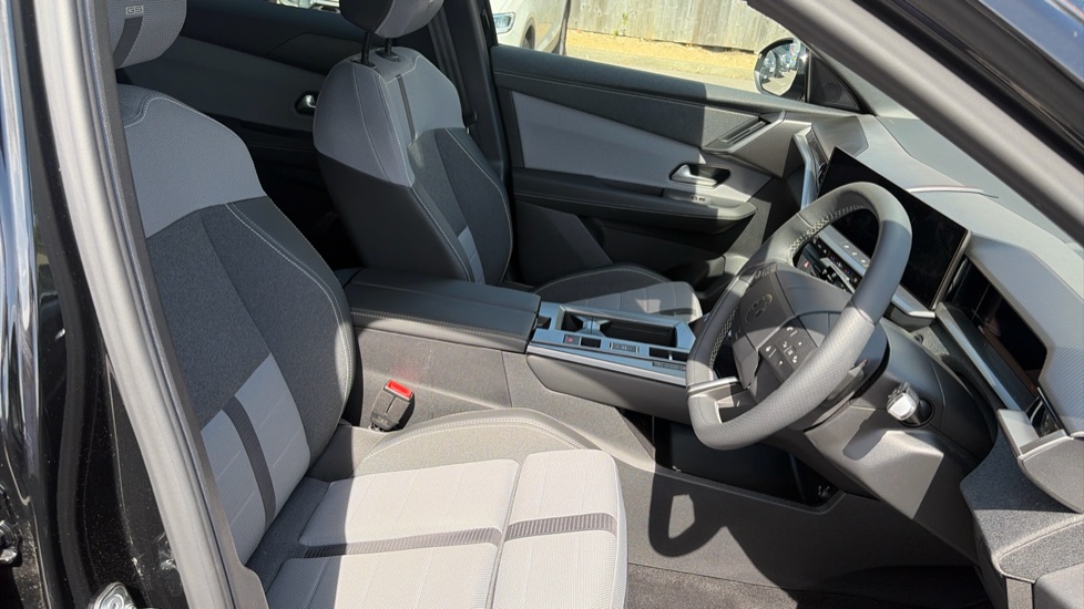 Vauxhall Grandland 1.2 Hybrid [136] GS 5dr e-DCT6 Petrol Hatchback - Image 15
