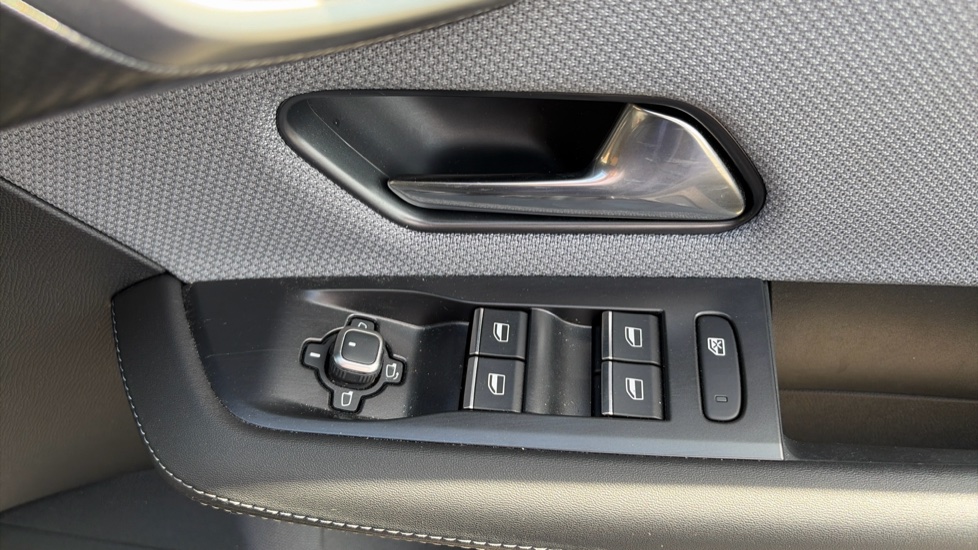 Vauxhall Grandland 1.2 Hybrid [136] GS 5dr e-DCT6 Petrol Hatchback - Image 19