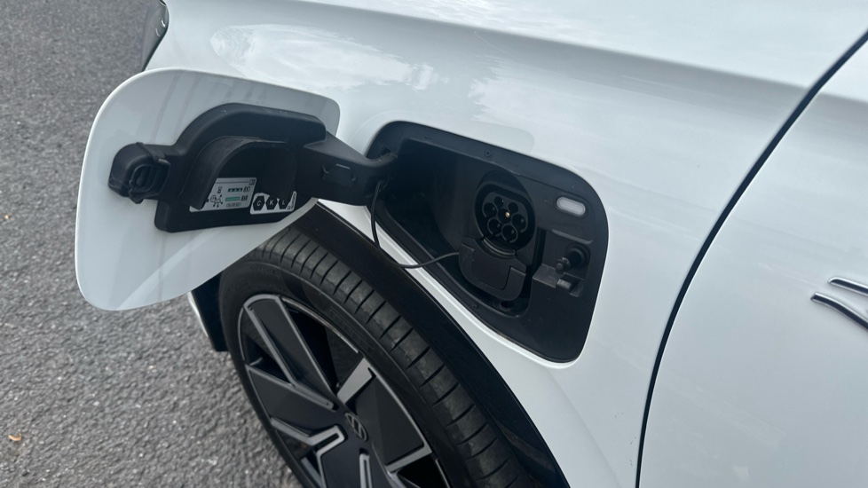 Volkswagen Tiguan 1.5 TSI 272 eHybrid R-Line 5dr DSG Estate - Image 21