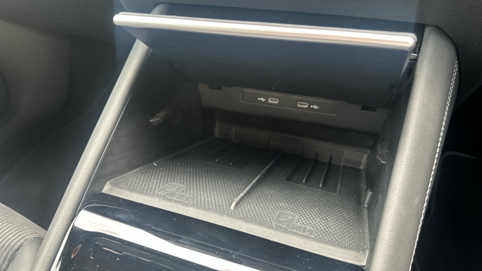Volkswagen Tiguan 1.5 TSI 272 eHybrid R-Line 5dr DSG Estate - Image 32
