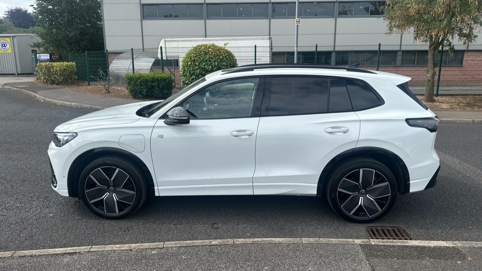 Volkswagen Tiguan 1.5 TSI 272 eHybrid R-Line 5dr DSG Estate - Image 36