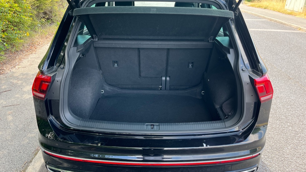 Volkswagen Tiguan 2.0 TDI R-Line 5dr DSG Diesel Estate - Image 4