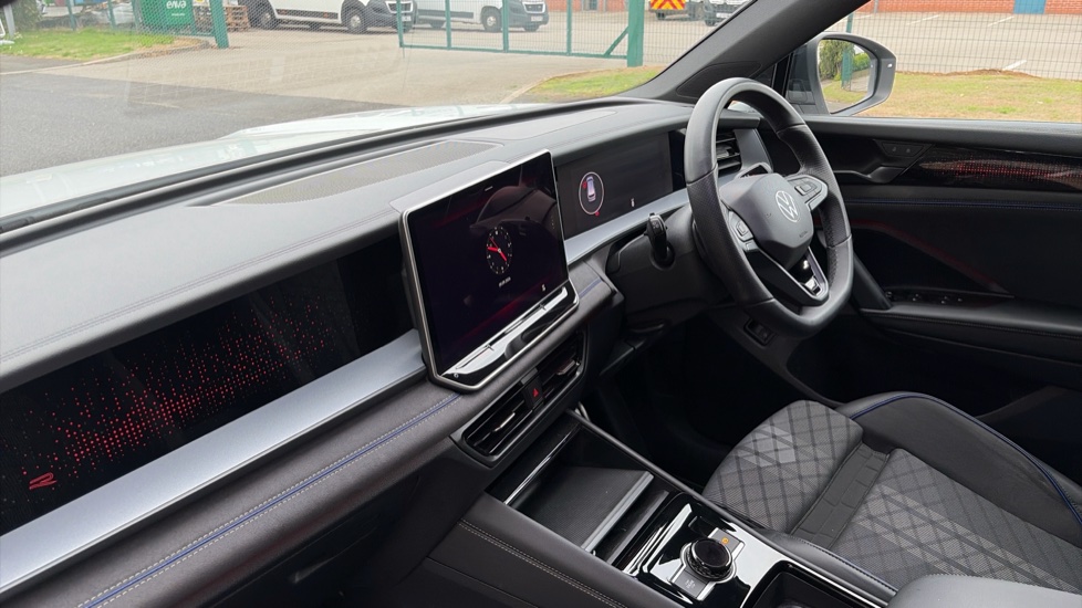 Volkswagen Tayron 1.5 TSI eHybrid R-Line 5dr DSG6 Estate - Image 9