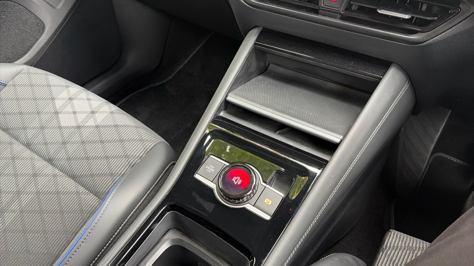 Volkswagen Tayron 1.5 TSI eHybrid R-Line 5dr DSG6 Estate - Image 13