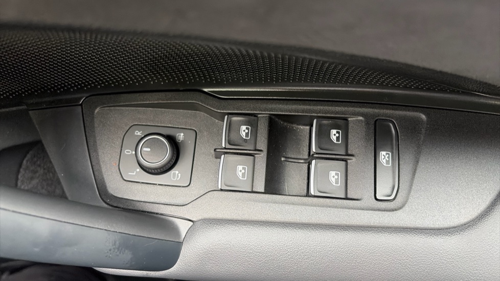 Volkswagen Tayron 1.5 TSI eHybrid R-Line 5dr DSG6 Estate - Image 26