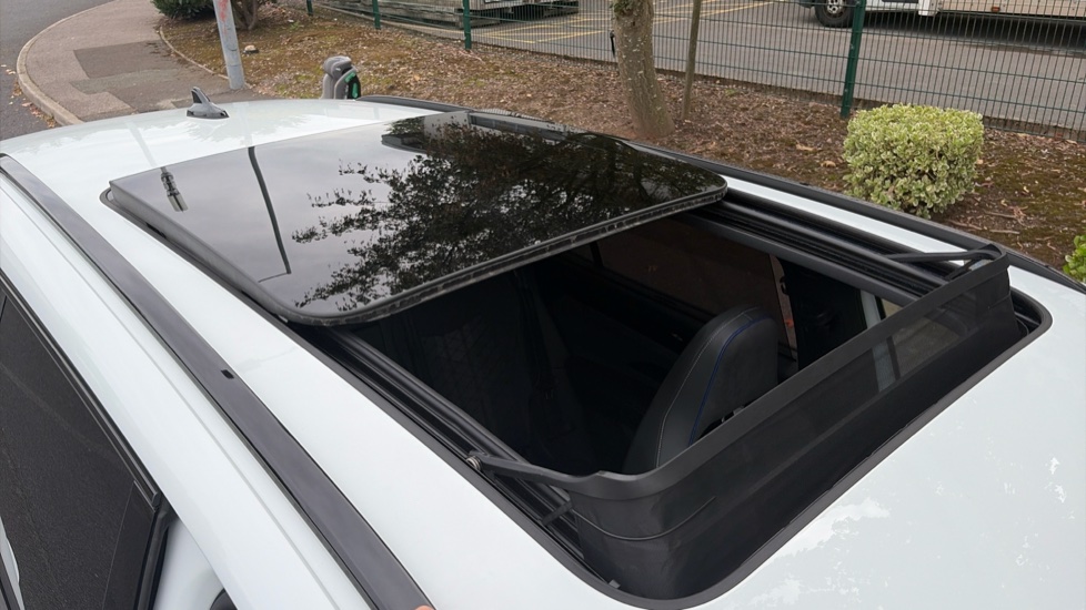 Volkswagen Tayron 1.5 TSI eHybrid R-Line 5dr DSG6 Estate - Image 74