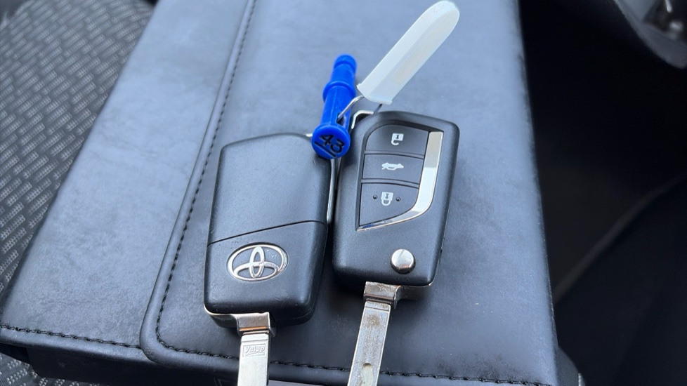 Toyota Auris 1.6 V-Matic Icon+ 5dr Multidrive S Petrol Hatchback - Image 20