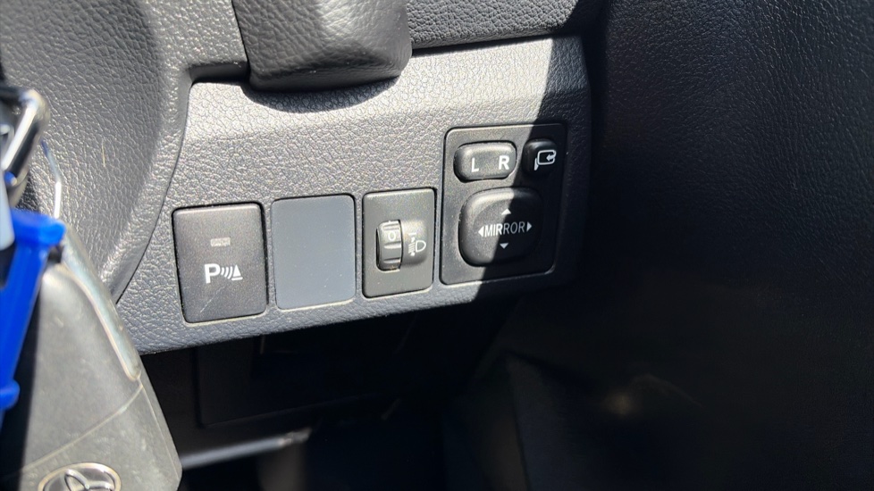 Toyota Auris 1.6 V-Matic Icon+ 5dr Multidrive S Petrol Hatchback - Image 25