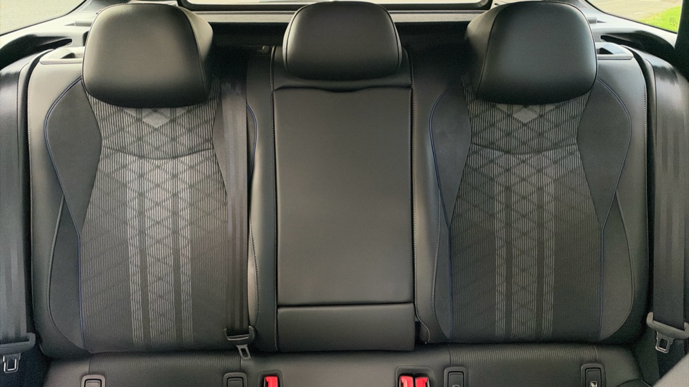 Volkswagen Passat 1.5 TSI eHybrid R-Line 5dr DSG Estate - Image 15