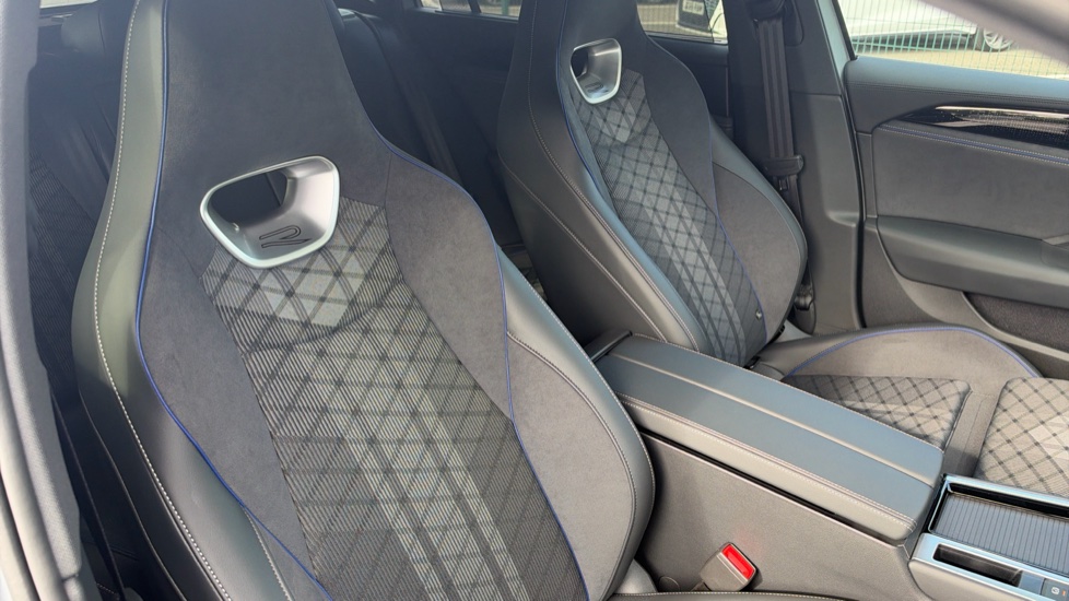 Volkswagen Passat 1.5 TSI eHybrid R-Line 5dr DSG Estate - Image 21