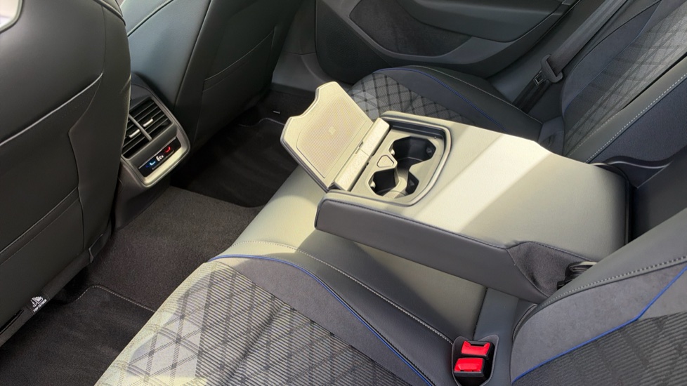 Volkswagen Passat 1.5 TSI eHybrid R-Line 5dr DSG Estate - Image 40
