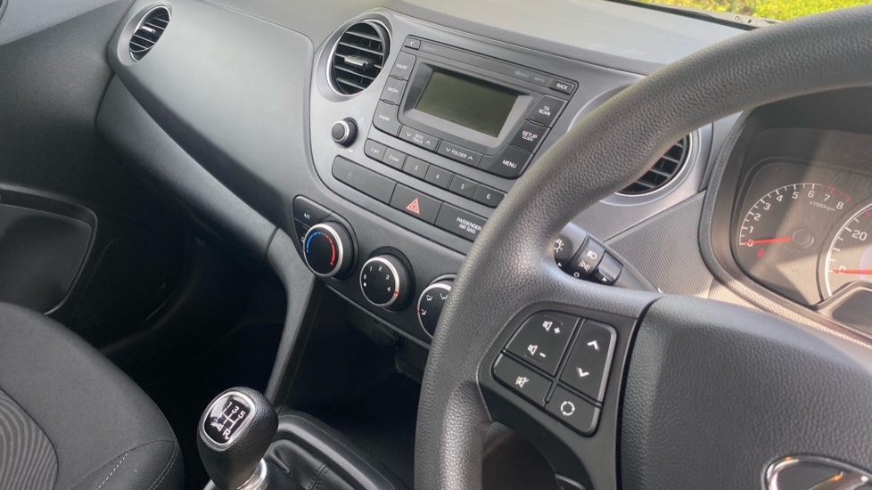 Hyundai i10 1.2 SE 5dr Petrol Hatchback - Image 14